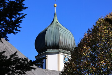 Blick auf die Katholische Pfarrkirche Maria in der Zarten im Zentrum der Gemeinde Hinterzarten im...
