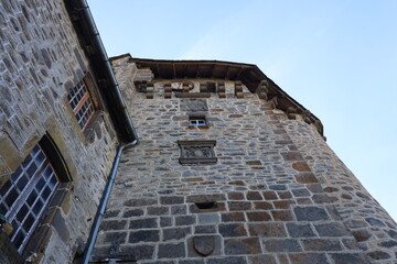 Ancienne porte de ville, village de Salers, département du Cantal, France