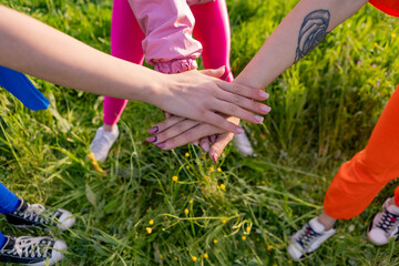 Ragazze che ballano in un parco.