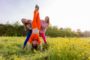 Ragazze che ballano in un parco.