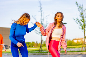 Ragazze in città che si divertono correndo sullo skateboard.