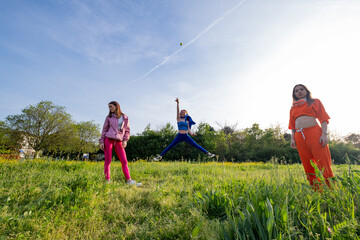 Ragazze che ballano in un parco.