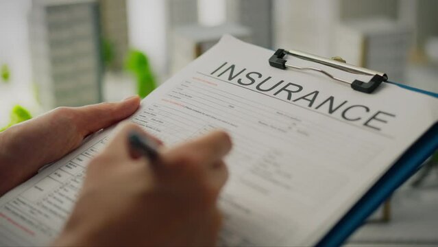 Conclusion of an insurance policy for real estate. The insurance specialist collects the necessary information and completes the paperwork. Including issuing an insurance policy