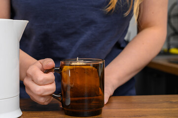 Herbata ekspresowa zalana wodą zaparzana na odchudzanie 