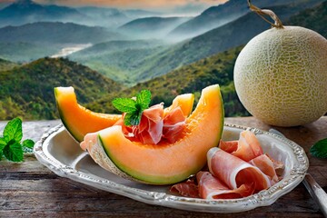 melon jambon, dans un plat, ambiance vacances