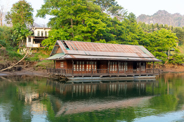 Obraz premium Houses on the River Kwai in Thailand