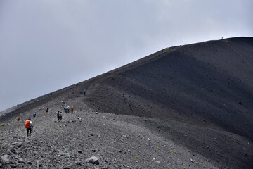 火口のふちを宝永山へ登る登山者