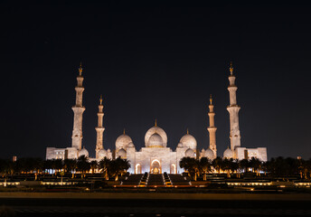 Fototapeta na wymiar Grand Sheikh Zayed Mosque at night