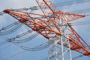 Strommast in rot und weiss vor blauen Himmel