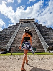 Fototapeta premium woman in chichen itza