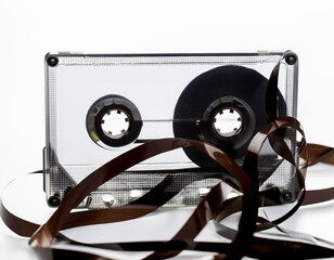 Vieille cassette audio sur fond blanc