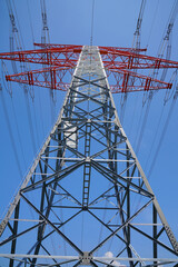 Strommast in rot und weiss vor blauen Himmel