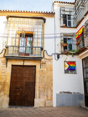 Cohabitation de drapeaux espagnols et transgenre à Cordoue