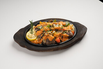 Beef sizzler with Sliced tenderloin, mixed veg, cream cheese, cheese and peppercorn sauce