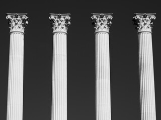 Détails sur les colonnes du théâtre romain de Cordoue en noir et blanc