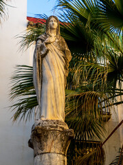 Statue de la vierge, de face, devant l'église Saint Paul de Cordoue