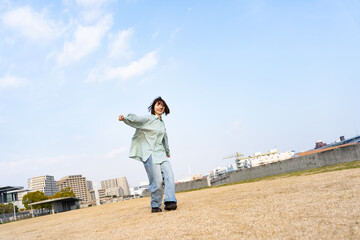 公園ではしゃぐ女性