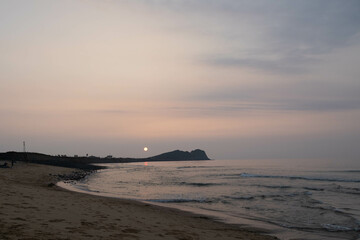 8月の夕日と海と砂浜