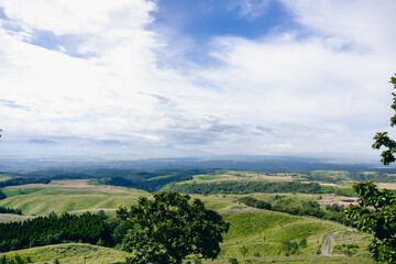 緑の大地と空と山並み