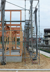 足場に設置された昇降用階段。
日本の工事現場。