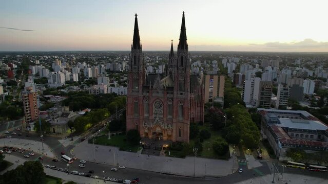 Vista frontal de Catedral de La Plata, Inmaculada Concepci&oacute;n. Argentina. Vista de dron de la iglesia.