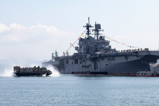 強襲揚陸艦とエアクッション艇