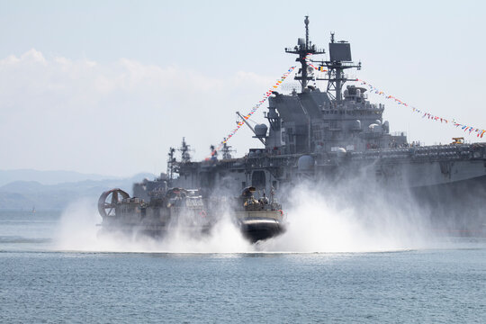 強襲揚陸艦とエアクッション艇