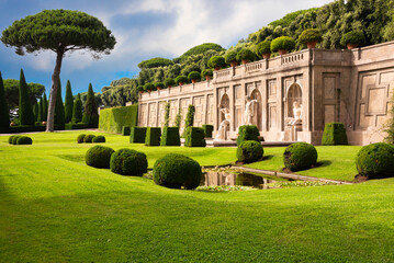 Green landscaper park in summer in Italy - obrazy, fototapety, plakaty
