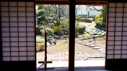 古民家から覗く日本庭園
