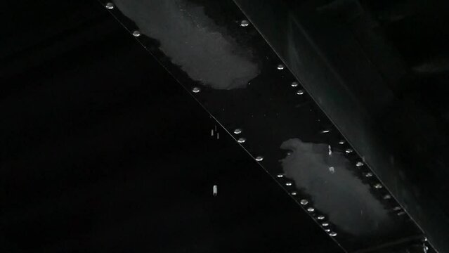 水が滴る鉄骨