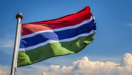 Die Fahne von Gambia, flattert im Wind, isoliert, gegen den blauen Himmel