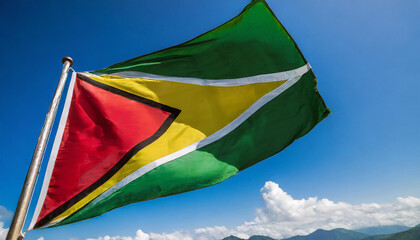 Die Fahne von Guyana, flattert im Wind, isoliert, gegen den blauen Himmel