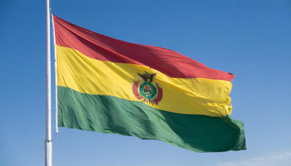 Die Fahne von Bolivien flattert im Wind, isoliert gegen blauer Himmel