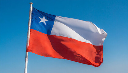 Die Fahne von Chile flattert im Wind, isoliert gegen blauer Himmel