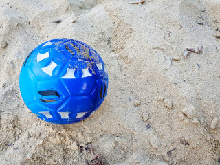 Sommerlicher Spaß am Meer: Blauer Ball im Sand