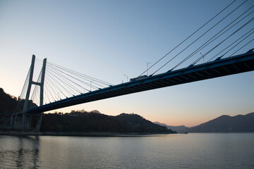 Fototapeta na wymiar View of the suspension bridge on the lake