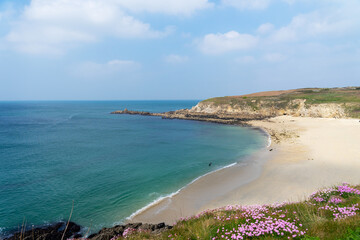 Une vue pittoresque dévoile une plage de sable bordée de falaises, où les arméries maritimes...