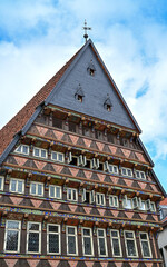 Schöne bunte Fachwerkhäuser im Sommer am Marktplatz Hildesheim in der Altstadt von Hildesheim,...