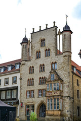 Fototapeta na wymiar Das berühmte Tempelhaus in Hildesheim mit zwei Türmen, Tempelherrenhaus ist ein gotisches Patrizierhaus am Marktplatz in Hildesheim, NIedersachsen, Deutschland