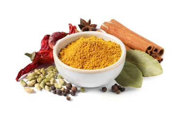 Foto op Aluminium Curry powder in bowl and other spices isolated on white © New Africa