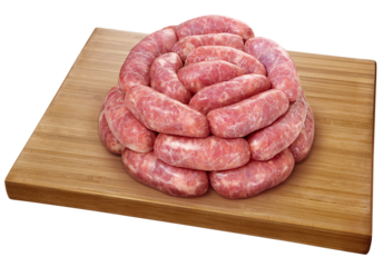 tábua de madeira com linguiça suína isolado em fundo transparente