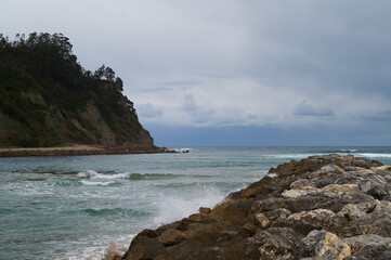 Rodiles Beach is one of the most beautiful, busy and popular beaches in the Principality of Asturias. The sandy area extends for one kilometer to the east of the mouth of the Ría de Villaviciosa
