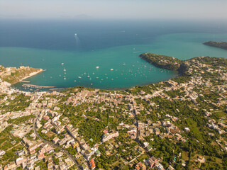 Vista aerea dell'isola di Procida. Un mare e un paesaggio con barche e navi
