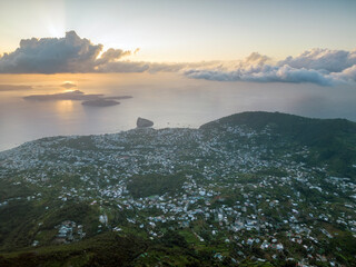 Vista aerea all’alba dal monte Epomeo a Ischia. Volo tra le nuvole con vista mare