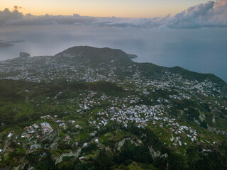 Vista aerea all’alba dal monte Epomeo a Ischia. Volo tra le nuvole con vista mare