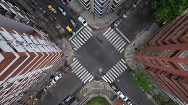 Cruce de calles vista a&eacute;rea en la ciudad con dron