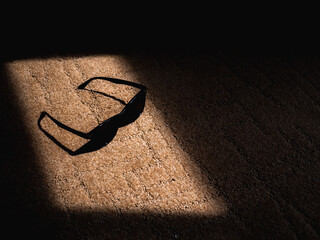 Sunlight shines on sunglasses on the floor that used to be fashionable and also protect the eyes...