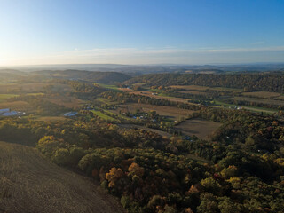 Obraz premium Aerial landscape of farmland in the Appalachian mountains in rural Herndon Central Pennsylvania