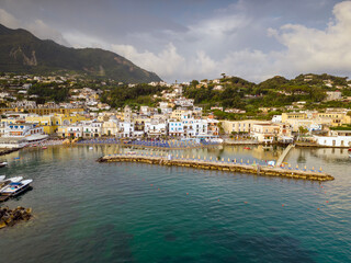 Vista aerea dell'alba del porto di Lacco Ameno ad Ischia. Roccia, mare, sole e mille colori