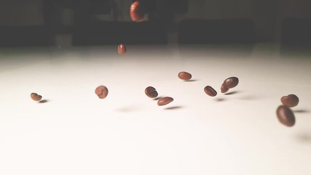 Kaffeebohnen fallen in Zeitlupe 